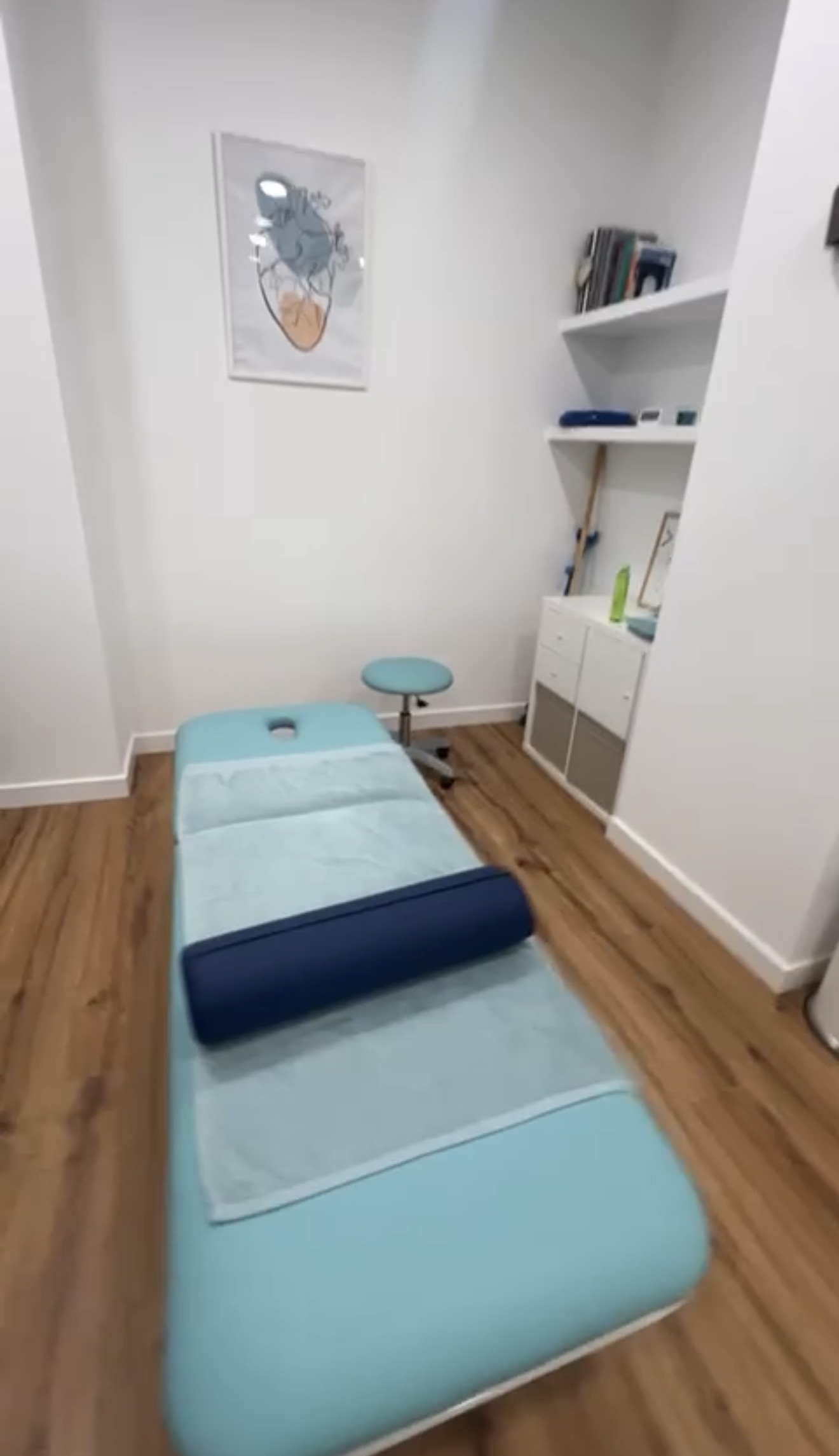 Paciente recibiendo tratamiento de neuromodulación percutánea