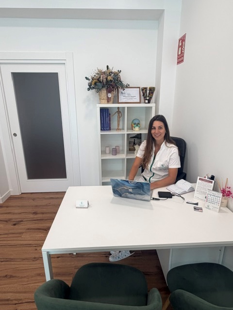 Fisioterapeuta realizando tratamiento en Clínica Vensana